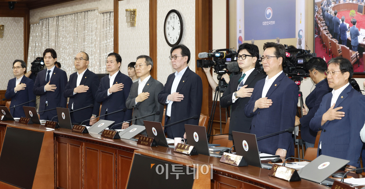 ▲14일 오전 서울 종로구 정부서울청사에서 열린 국무회의에서 국무위원들이 국민의레를 하고 있다. 조현호 기자 hyunho@