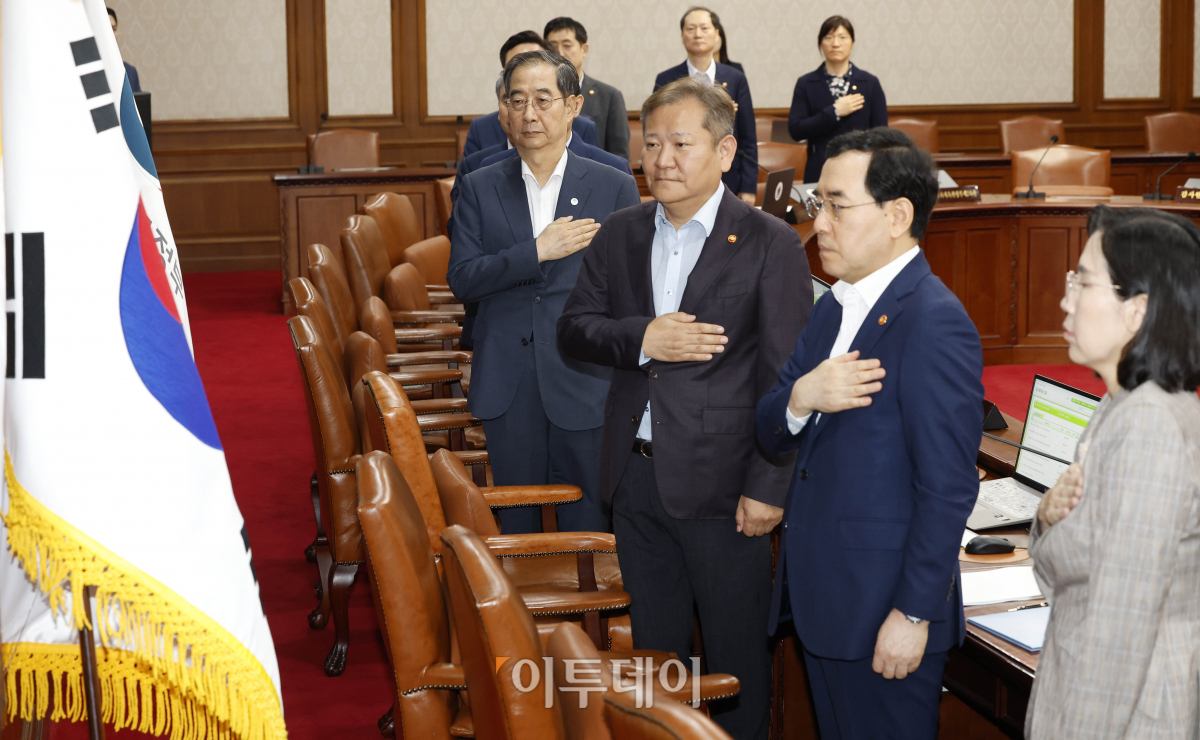 ▲한덕수 국무총리 등 국무위원들이 14일 오전 서울 종로구 정부서울청사에서 열린 국무회의에서 국민의례를 하고 있다. 조현호 기자 hyunho@