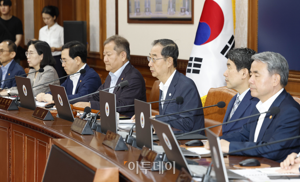 ▲한덕수 국무총리가 14일 오전 서울 종로구 정부서울청사에서 국무회의를 주재하고 있다. 조현호 기자 hyunho@