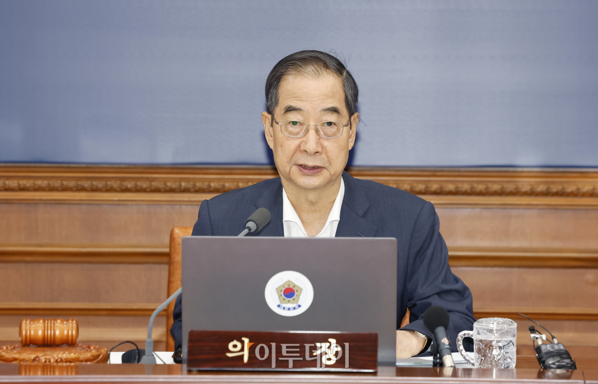 ▲한덕수 국무총리가 14일 오전 서울 종로구 정부서울청사에서 국무회의를 주재하고 있다. 조현호 기자 hyunho@