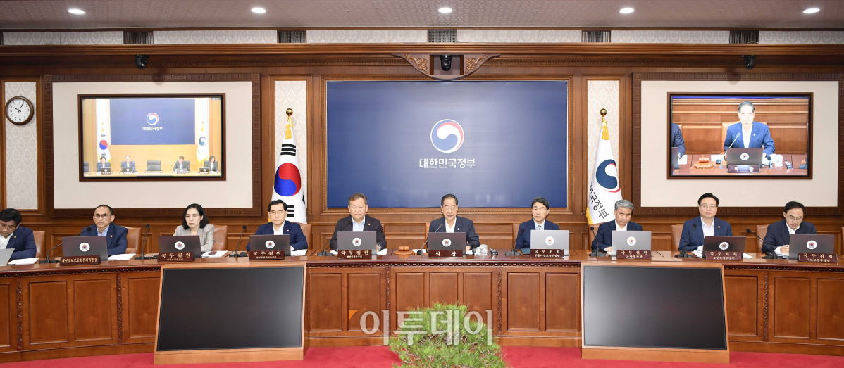 ▲한덕수 국무총리가 14일 오전 서울 종로구 정부서울청사에서 국무회의를 주재하고 있다. 조현호 기자 hyunho@