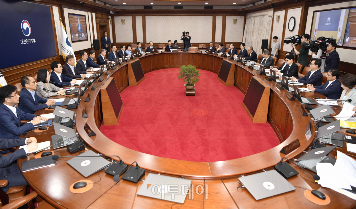 ▲한덕수 국무총리가 14일 오전 서울 종로구 정부서울청사에서 국무회의를 주재하고 있다. 조현호 기자 hyunho@