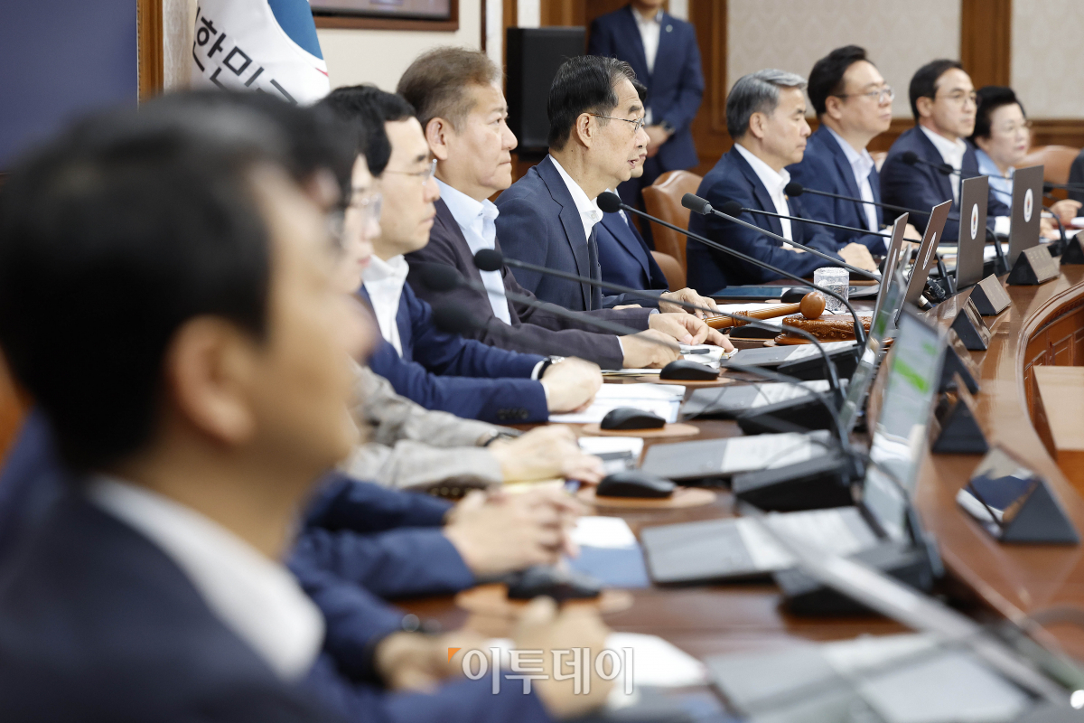▲한덕수 국무총리가 14일 오전 서울 종로구 정부서울청사에서 국무회의를 주재하고 있다. 조현호 기자 hyunho@