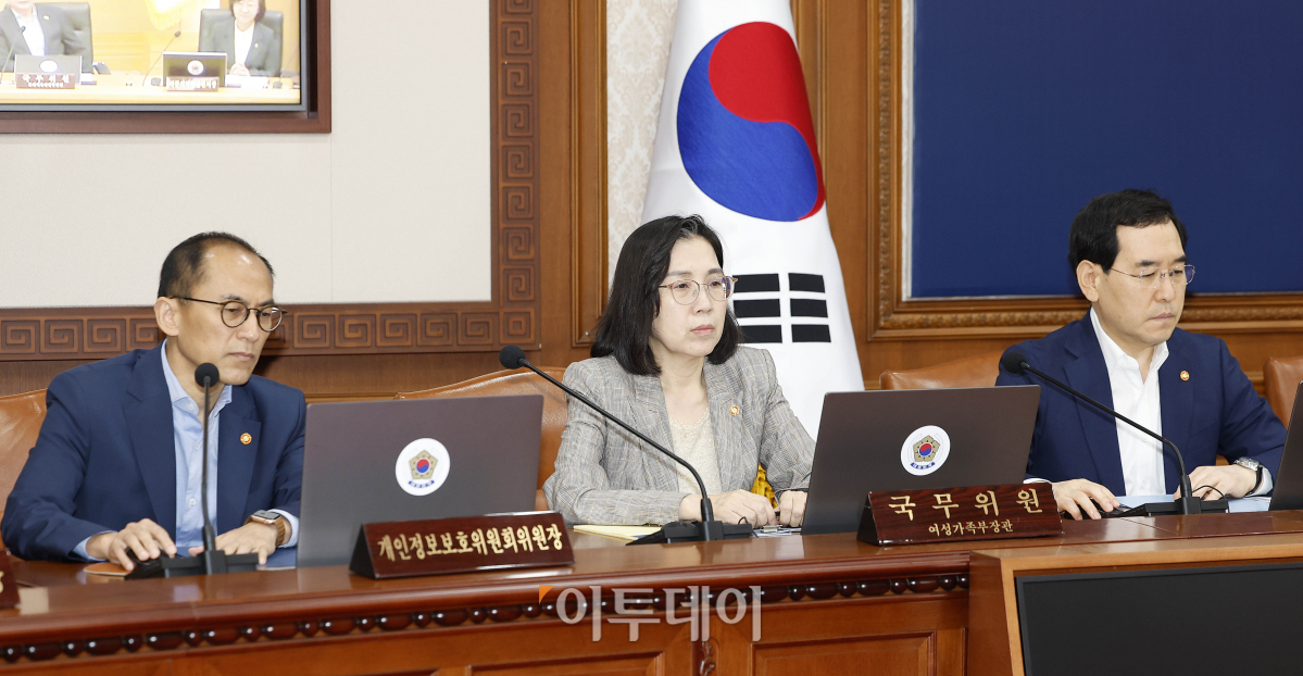 ▲이창양 산업통상자원부 장관과 김현숙 여성가족부 장관, 고학수 개인정보보호위원회 위원장이 14일 오전 서울 종로구 정부서울청사에서 열린 국무회의에 참석해 있다. 조현호 기자 hyunho@