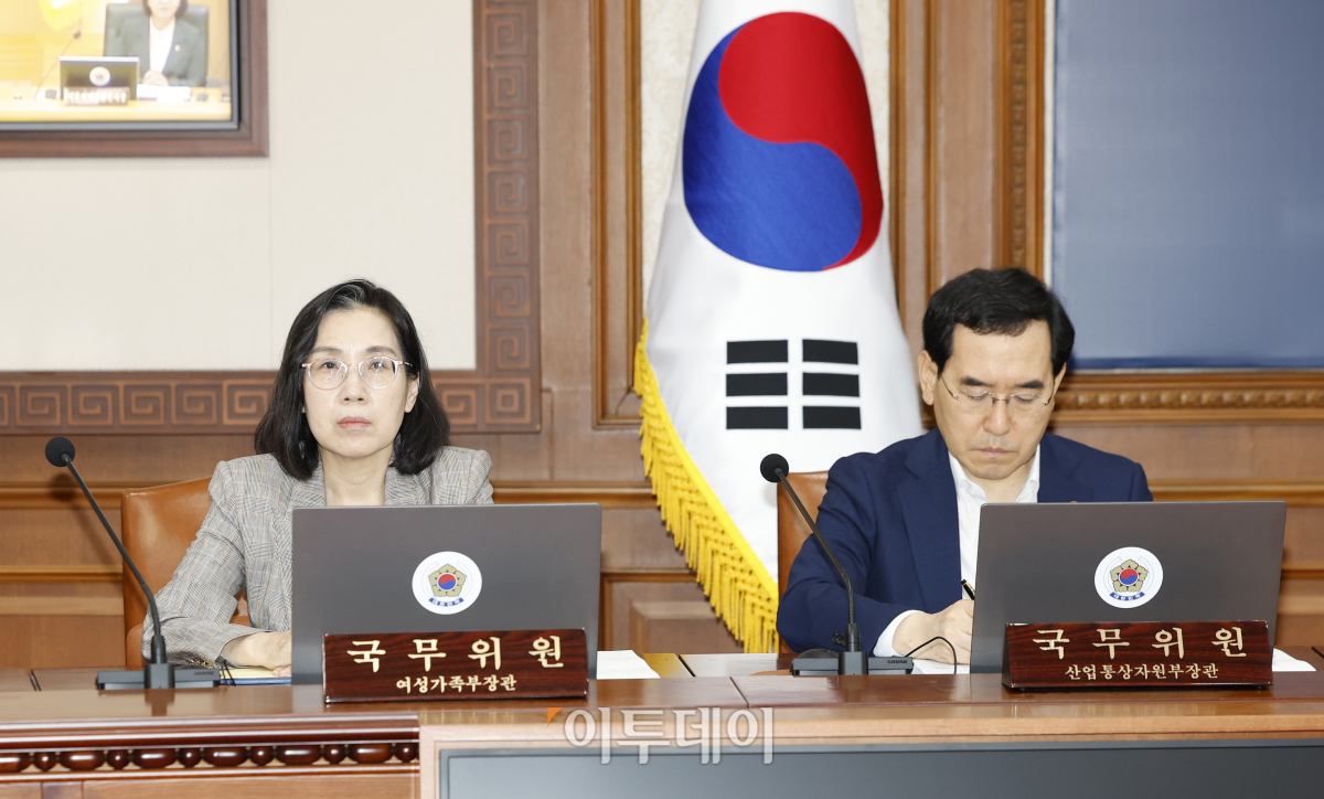 ▲이창양 산업통상자원부 장관과 김현숙 여성가족부 장관이 14일 오전 서울 종로구 정부서울청사에서 열린 국무회의에 참석해 있다. 조현호 기자 hyunho@