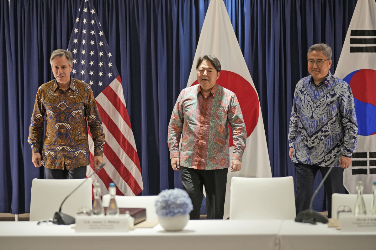 ▲왼쪽부터 토니 블링컨 미국 국무장관과 하야시 요시마사 일본 외무상, 박진 외교부장관이 7월 14일 공동 기자회견을 준비하고 있다. 자카르타/AP뉴시스
