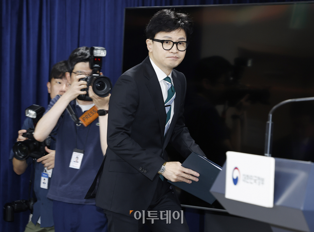 ▲한동훈 법무부장관이 14일 오 서울 종로구 정부서울청사에서 윤석열 정부 세 번째 특별사면인 '8·15 광복절 특별사면' 대상자 발표를 위해 브리핑실에 들어서고 있다. 조현호 기자 hyunho@