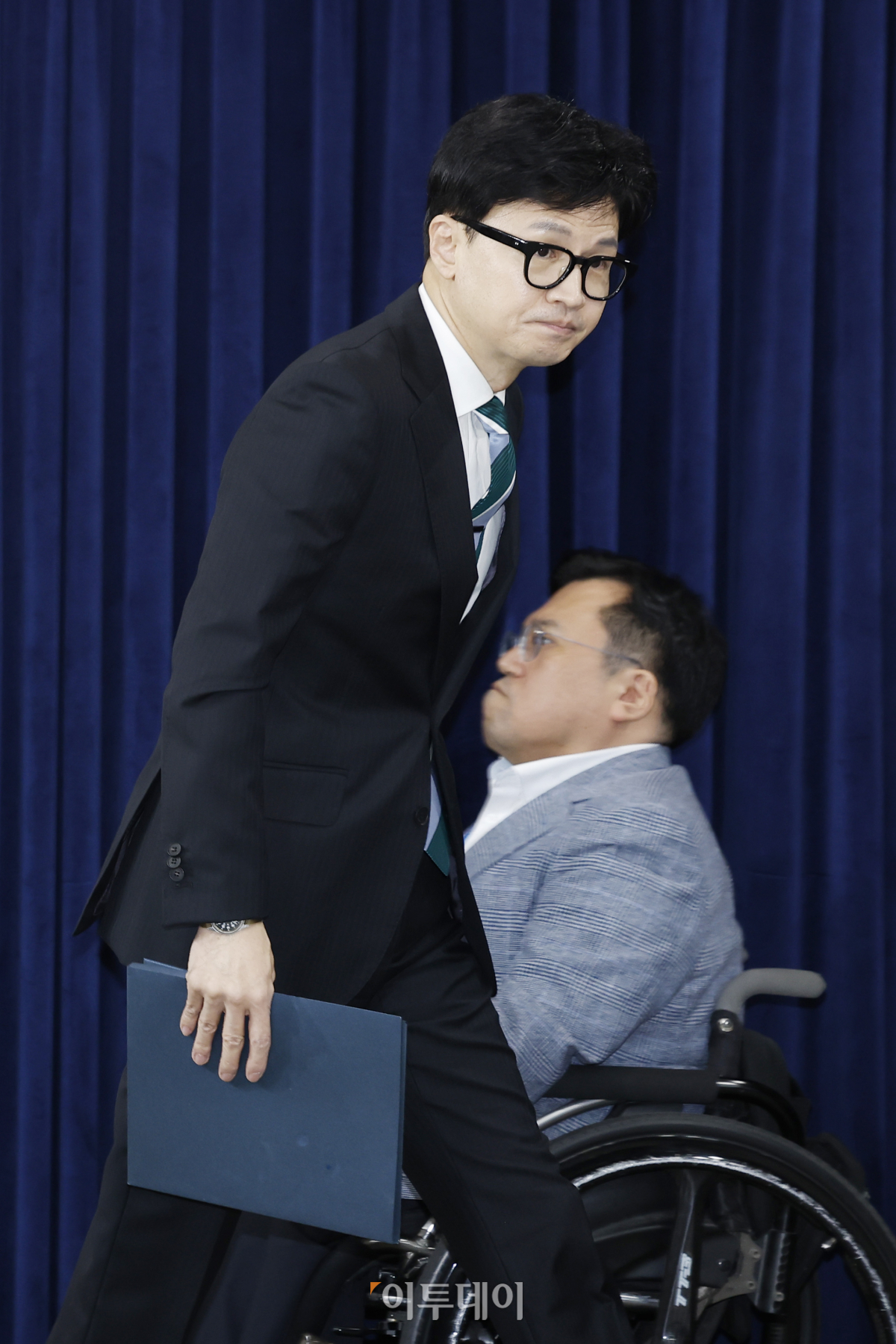 ▲한동훈 법무부장관이 14일 오 서울 종로구 정부서울청사에서 윤석열 정부 세 번째 특별사면인 '8·15 광복절 특별사면' 대상자 발표를 위해 브리핑실에 들어서고 있다. 조현호 기자 hyunho@