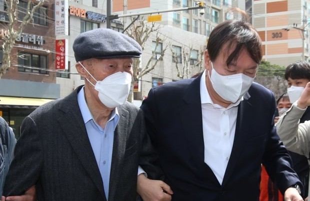 ▲윤 대통령이 지난 2021년 4·7 서울시장 보궐선거가 치러지고 있는 서울 서대문구 남가좌1동 주민센터 사전투표소에서 부친인 윤기중 연세대 명예교수와 함께 투표를 마친 뒤 나오고 있다.  (연합뉴스)