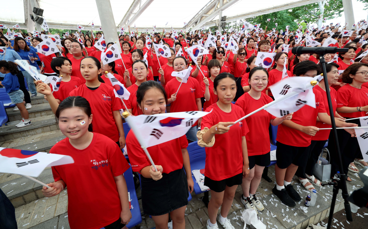 ▲15일 서울 송파구 석촌호수 서울놀이마당에서 제78주년 광복절을 맞아 열린 '송파구민의 합창' 행사에서 1815명의 송파구민들이 합창하고 있다. 신태현 기자 holjjak@