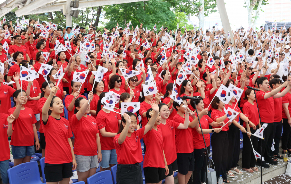 ▲15일 서울 송파구 석촌호수 서울놀이마당에서 제78주년 광복절을 맞아 열린 '송파구민의 합창' 행사에서 1815명의 송파구민들이 만세삼창을 하고 있다. 신태현 기자 holjjak@