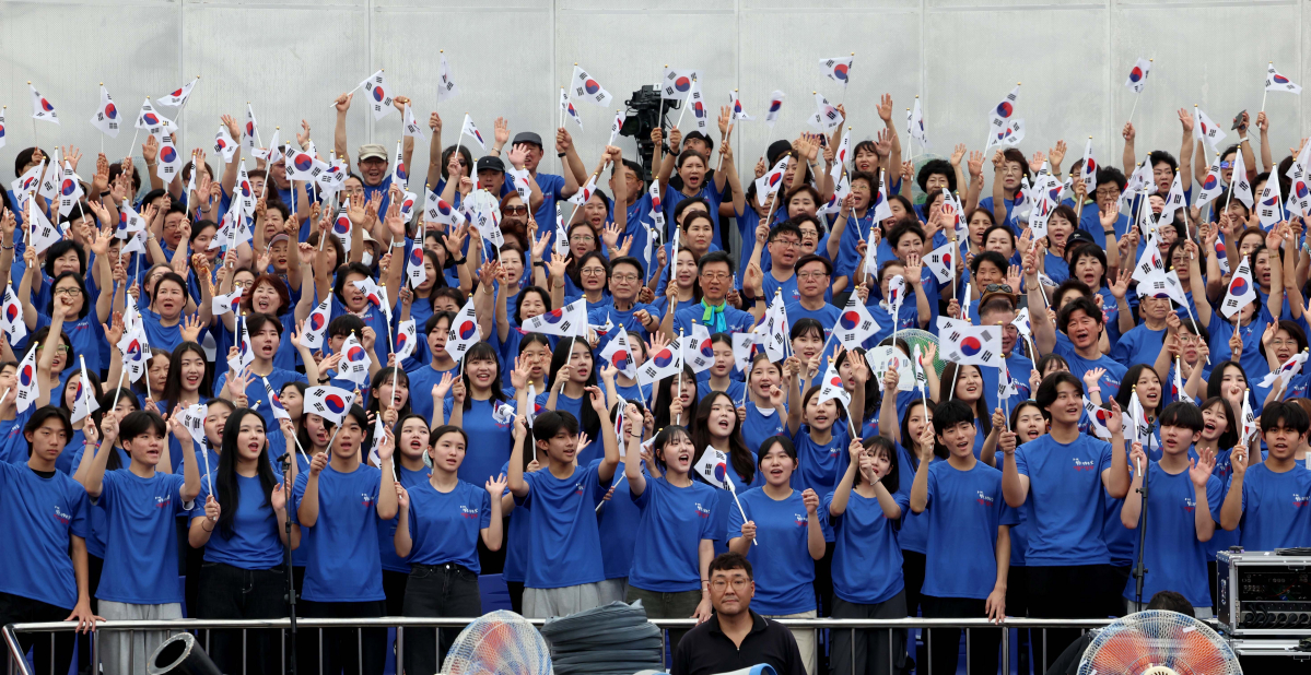 ▲15일 서울 송파구 석촌호수 서울놀이마당에서 제78주년 광복절을 맞아 열린 '송파구민의 합창' 행사에서 1815명의 송파구민들이 만세삼창을 하고 있다. 신태현 기자 holjjak@