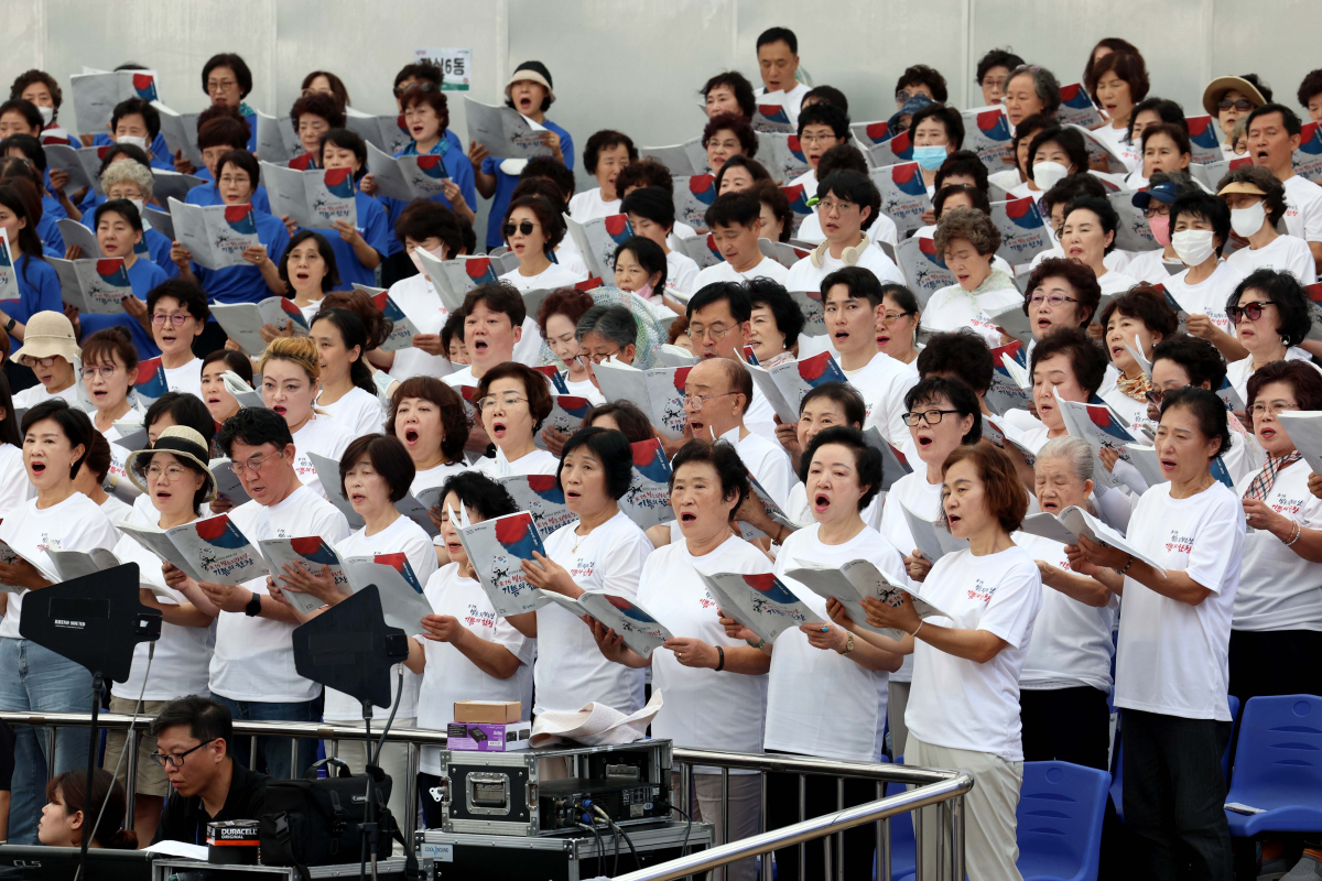 ▲15일 서울 송파구 석촌호수 서울놀이마당에서 제78주년 광복절을 맞아 열린 '송파구민의 합창' 행사에서 1815명의 송파구민들이 합창하고 있다. 신태현 기자 holjjak@