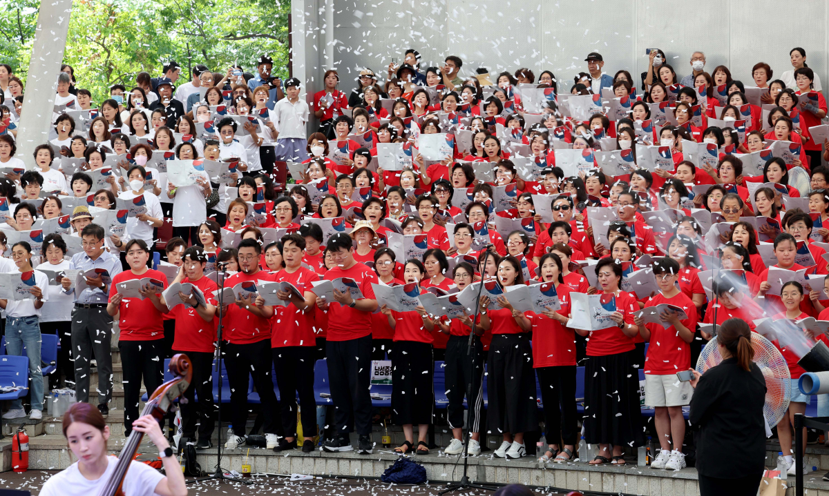 ▲15일 서울 송파구 석촌호수 서울놀이마당에서 제78주년 광복절을 맞아 열린 '송파구민의 합창' 행사에서 1815명의 송파구민들이 합창하고 있다. 신태현 기자 holjjak@