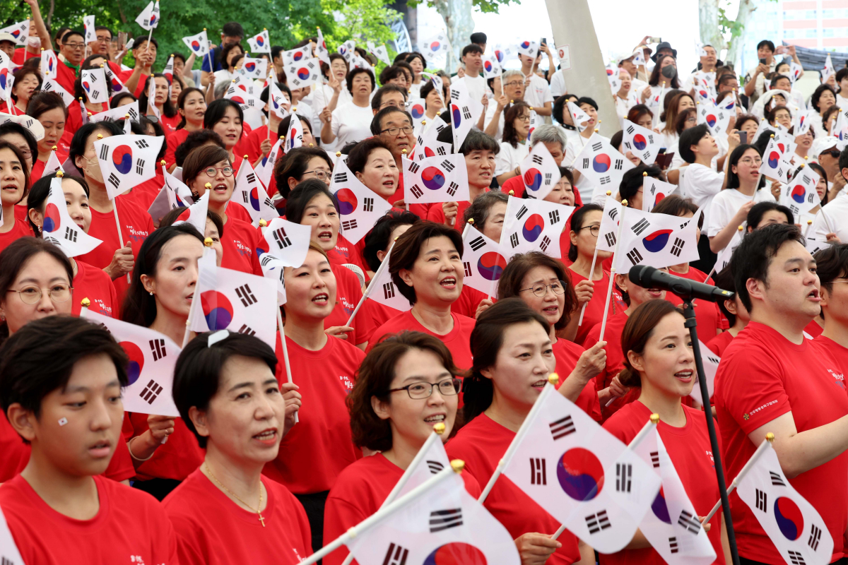 ▲15일 서울 송파구 석촌호수 서울놀이마당에서 제78주년 광복절을 맞아 열린 '송파구민의 합창' 행사에서 1815명의 송파구민들이 합창하고 있다. 신태현 기자 holjjak@