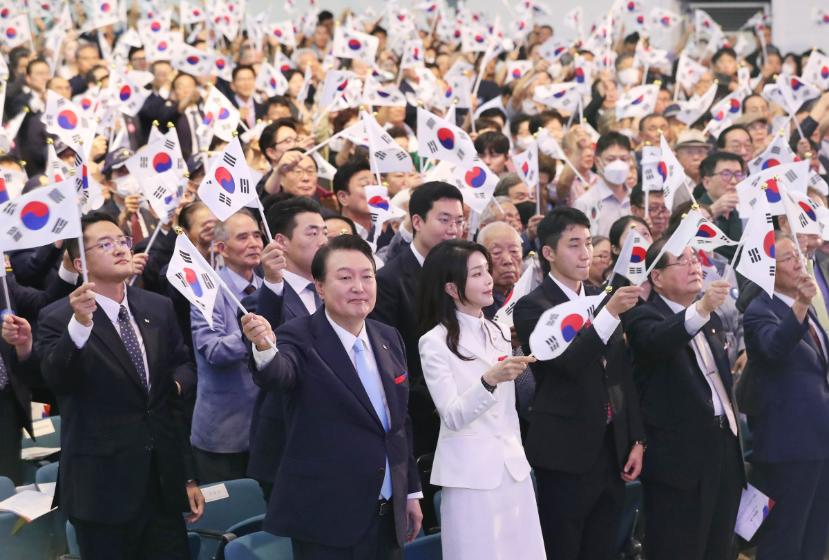 ▲<YONHAP PHOTO-1756> 광복절 경축식에서 태극기 흔드는 윤석열 대통령 내외    (서울=연합뉴스) 진성철 기자 = 윤석열 대통령과 김건희 여사가 15일 서울 서대문구 이화여대 대강당에서 열린 제78주년 광복절 경축식에서 만세삼창을 한 뒤 태극기를 흔들고 있다. 2023.8.15 [대통령실통신사진기자단]    zjin@yna.co.kr/2023-08-15 14:45:13/<저작권자 ⓒ 1980-2023 ㈜연합뉴스. 무단 전재 재배포 금지.>