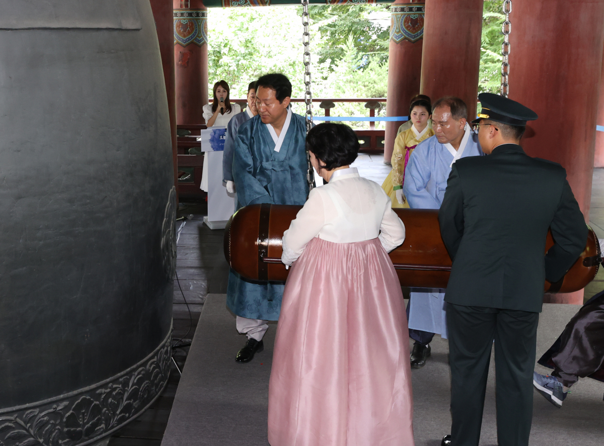 ▲15일 오전 서울 종로구 보신각에서 열린 제78주년 광복절 기념 타종 행사에서 오세훈 서울시장이 애국지사 후손들과 함께 타종하고 있다. (연합뉴스)