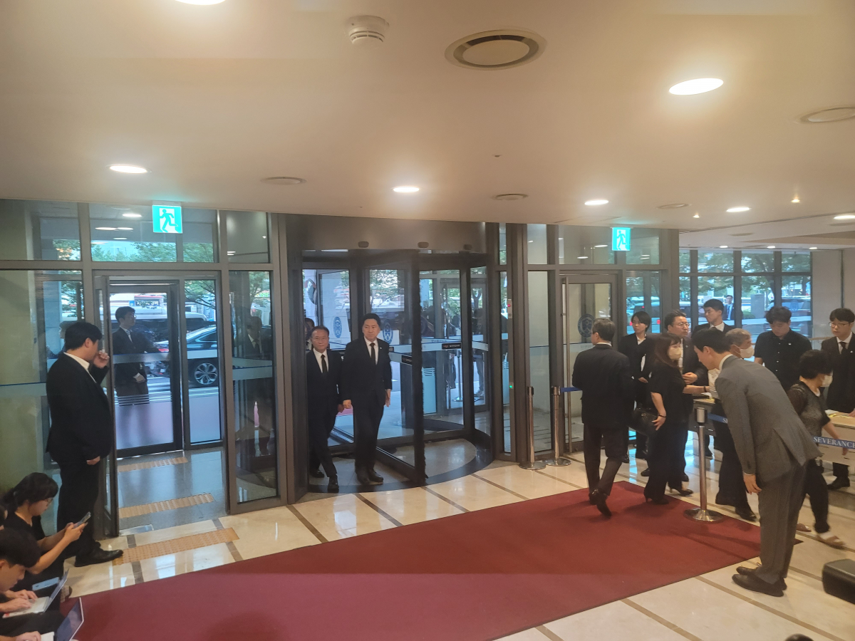 ▲김기현 국민의힘 대표와 윤재옥 원내대표 등 여당 지도부가 15일 오후 윤석열 대통령의 부친 고(故) 윤기중 연세대 명예교수의 빈소가 마련된 신촌 세브란스병원 장례식장에 입장하고 있다. (정호영 기자)