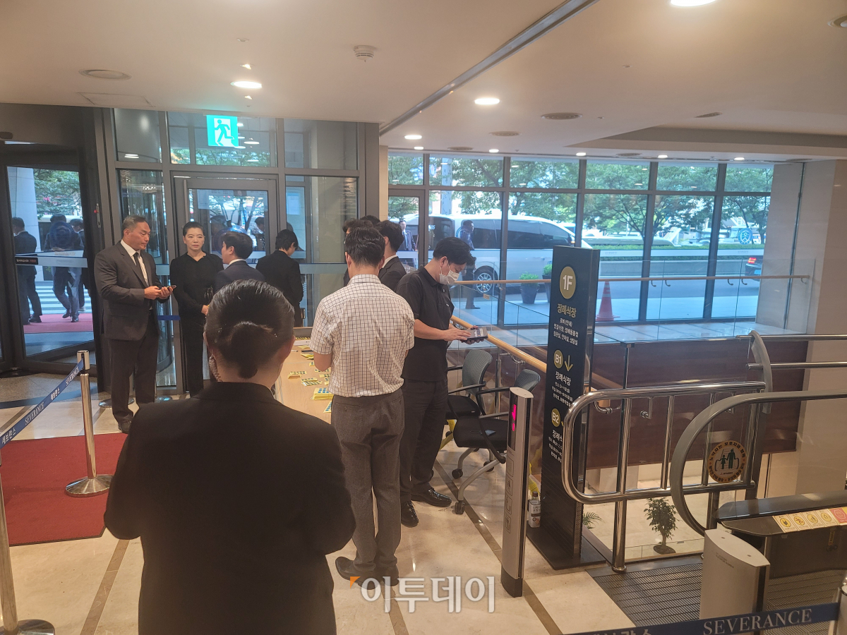 ▲15일 대통령실 직원들이 윤석열 대통령의 부친 고(故) 윤기중 연세대 명예교수의 빈소가 마련된 신촌 세브란스병원 장례식장 로비에서 조문객 등을 상대로 신원을 조회하고 있다. (정호영 기자)