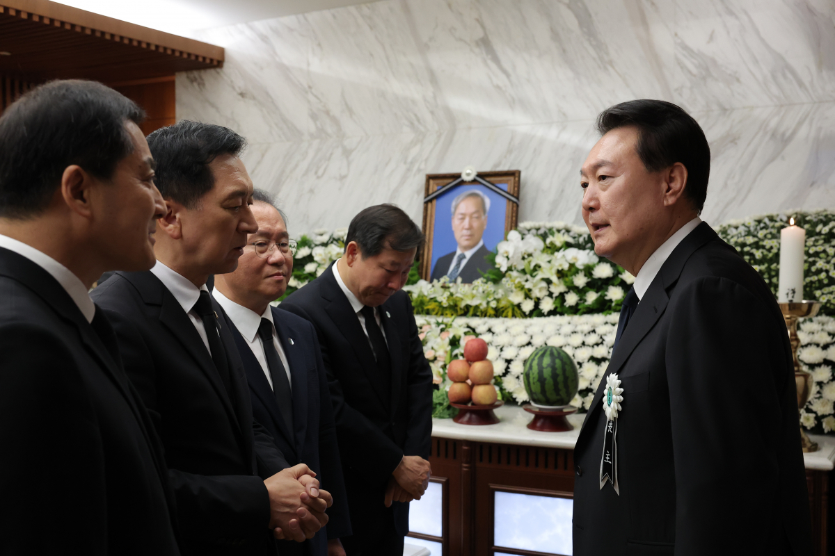 ▲<YONHAP PHOTO-2762> 국민의힘 지도부 조문받는 윤석열 대통령    (서울=연합뉴스) 진성철 기자 = 윤석열 대통령이 15일 오후 서울 서대문구 신촌세브란스병원 장례식장에 마련된 부친 윤기중 연세대 명예교수의 빈소에서 국민의힘 김기현 대표(왼쪽 두번째) 등 지도부의 조문을 받고 있다. 왼쪽부터 박대출 국민의힘 정책위의장, 김 대표, 윤재옥 원내대표, 이철규 사무총장. 2023.8.15 [대통령실 제공. 재판매 및 DB 금지]    zjin@yna.co.kr/2023-08-15 19:41:48/<저작권자 ⓒ 1980-2023 ㈜연합뉴스. 무단 전재 재배포 금지.>