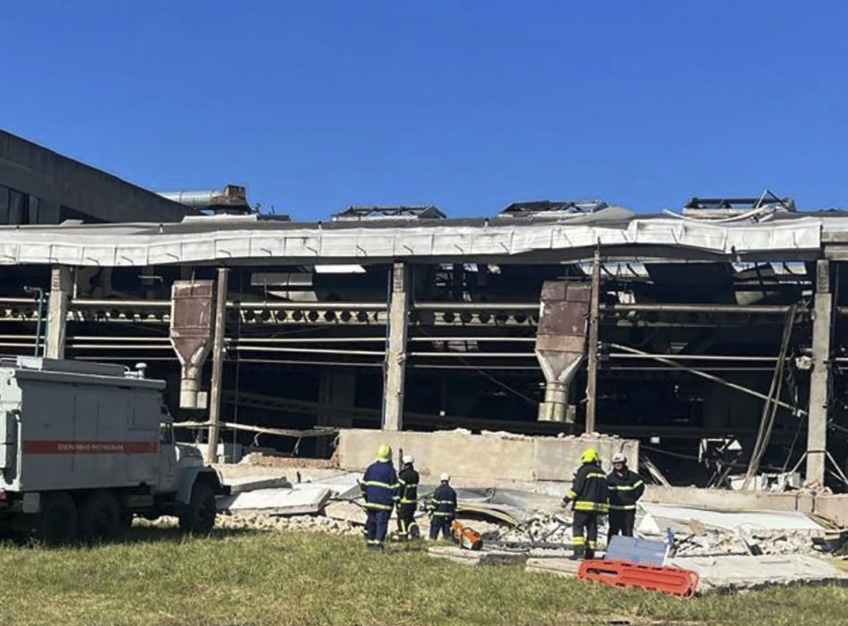 ▲우크라이나 서부 국경지역인 볼린의 루츠크에 있는 한 건물이 15일(현지시간) 러시아의 미사일 공격으로 무너진 가운데 구조대원이 구조 작업을 하고 있다. 루츠크(우크라이나)/EPA연합뉴스