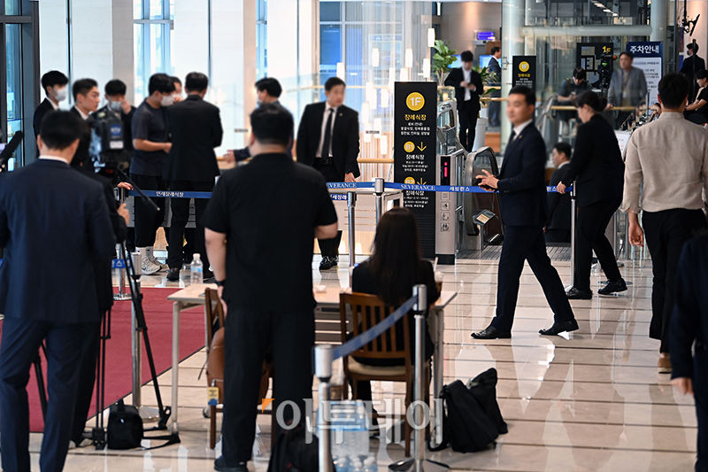 ▲16일 윤석열 대통령 부친 윤기중 연세대 명예교수의 빈소가 마련된 서울 서대문구 세브란스병원 장례식장 로비가 분주한 모습이다. 사진공동취재단