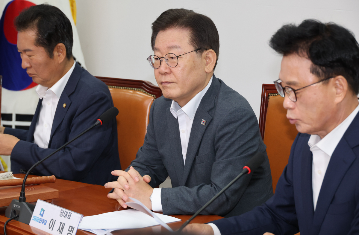 ▲<YONHAP PHOTO-1854> 발언 듣는 이재명 대표 (서울=연합뉴스) 한상균 기자 = 더불어민주당 이재명 대표가 16일 국회 당 사무실에서 최고위원회의 중 박광온 원내대표의 발언을 듣고 있다. 2023.8.16 xyz@yna.co.kr/2023-08-16 09:53:21/<저작권자 ⓒ 1980-2023 ㈜연합뉴스. 무단 전재 재배포 금지.>