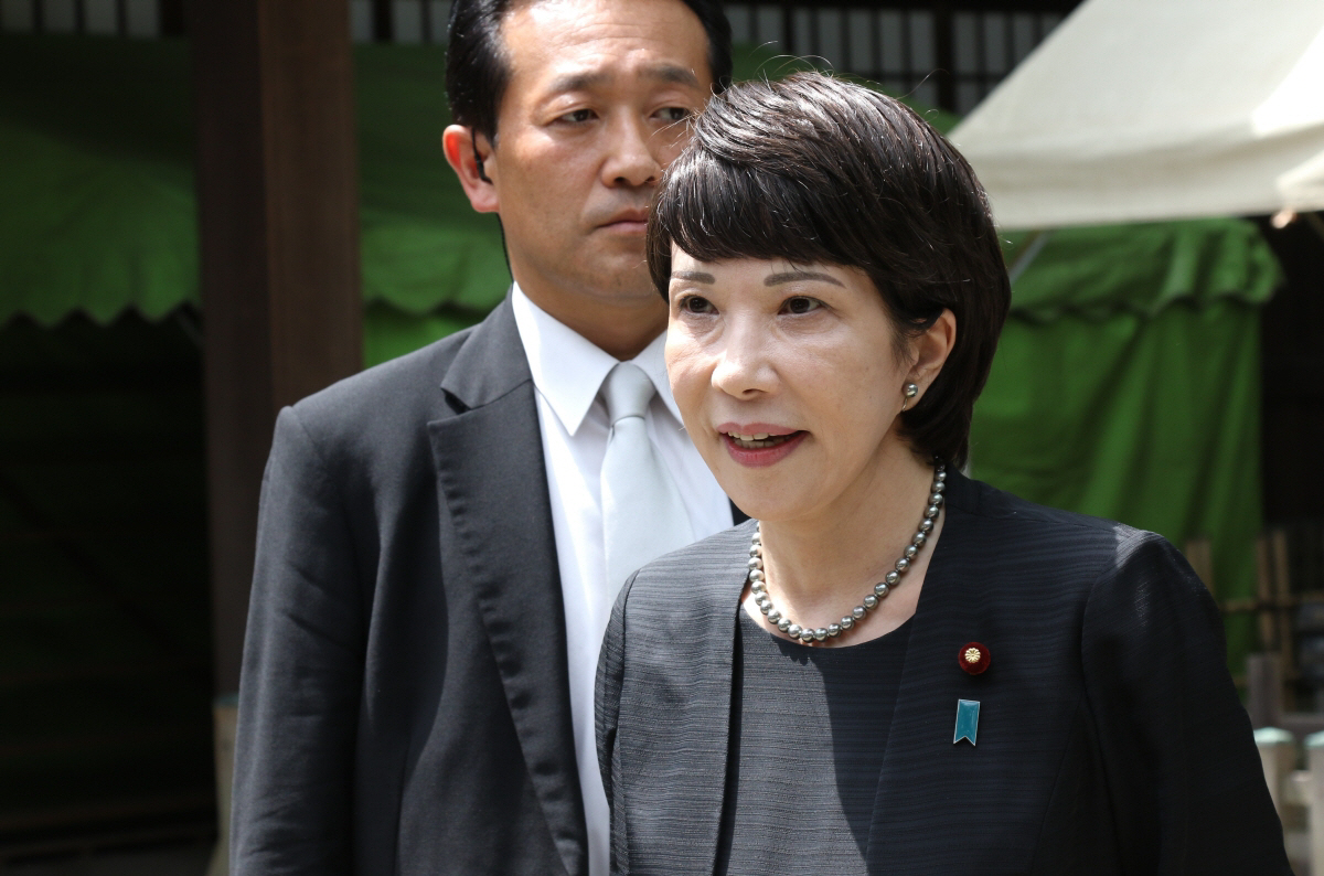 ▲15일 다카이치 사나에 일본 경제안보담당상이 태평양전쟁 A급 전범이 합사된 도쿄 지요다구 야스쿠니신사를 참배한 뒤 기자들의 질문에 답하고 있다. (연합뉴스)
