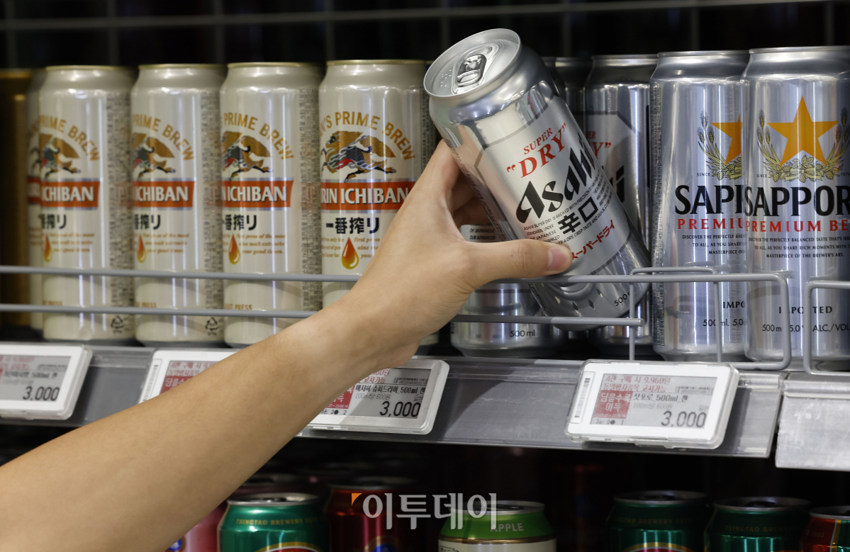 ▲7월 일본 맥주 수입량이 급증하며 동월 기준 사상 최대를 기록했다. 16일 관세청 무역통계에 따르면 7월 일본 맥주 수입량은 지난해 동월보다 239% 증가한 7985t을 기록했다. 이는 관련 통계가 있는 2000년 이후 동월 기준으로는 사상 최대치다. 이날 서울 시내의 한 대형마트에 일본 맥주가 진열되어 있다. 조현호 기자 hyunho@