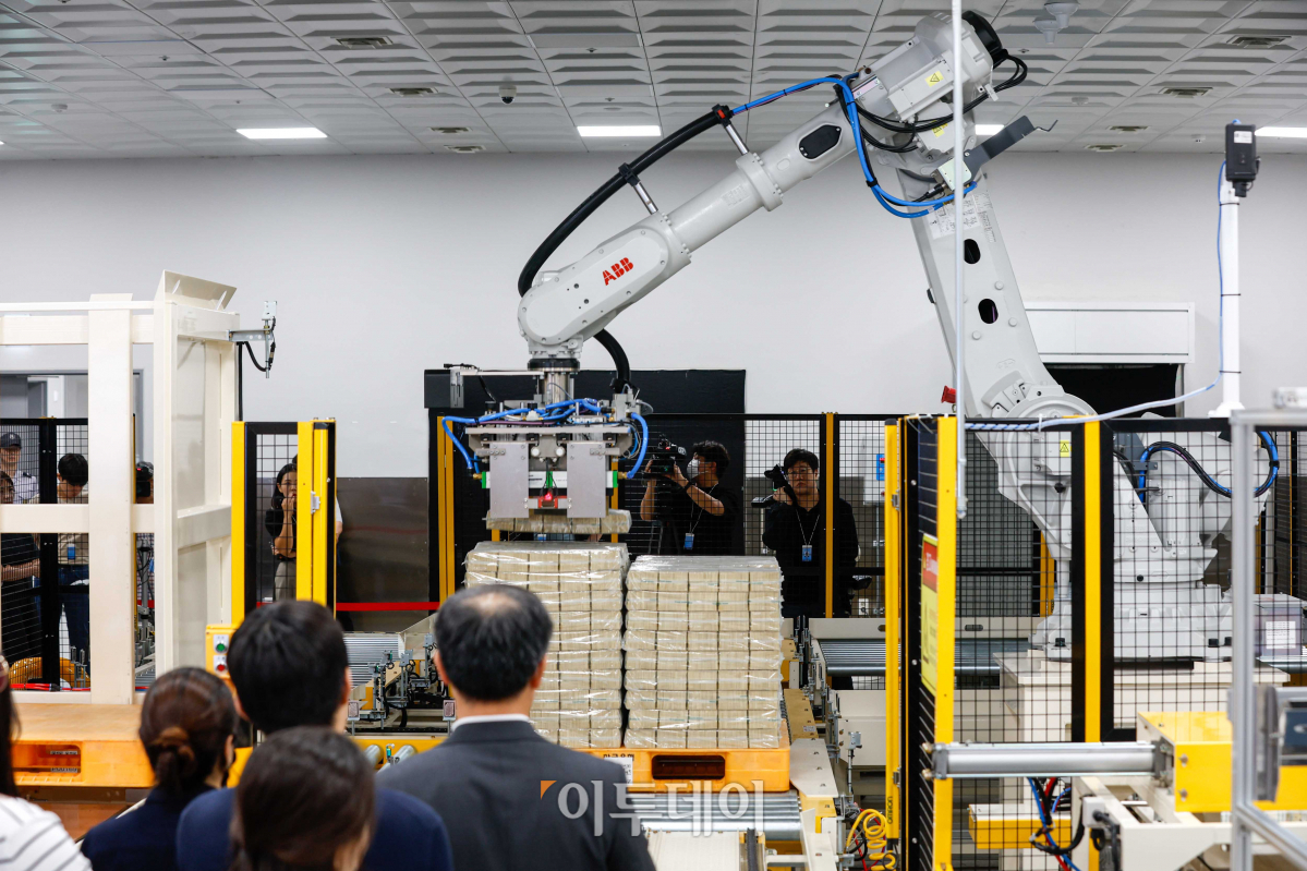 ▲16일 서울 중구 한국은행 본부 화폐수납장에서 자동화금고시스템이 시연되고 있다. 사진공동취재단