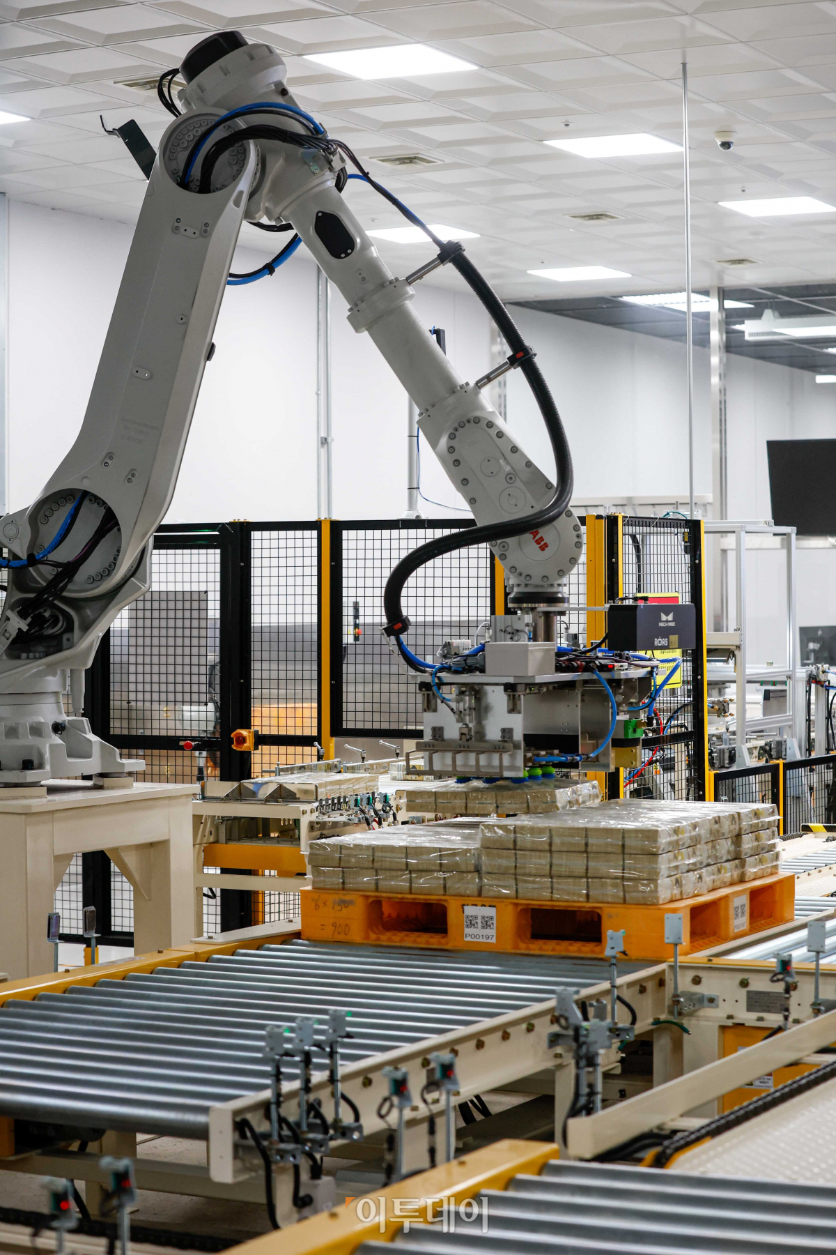 ▲16일 서울 중구 한국은행 본부 화폐수납장에서 자동화금고시스템이 시연되고 있다. 사진공동취재단