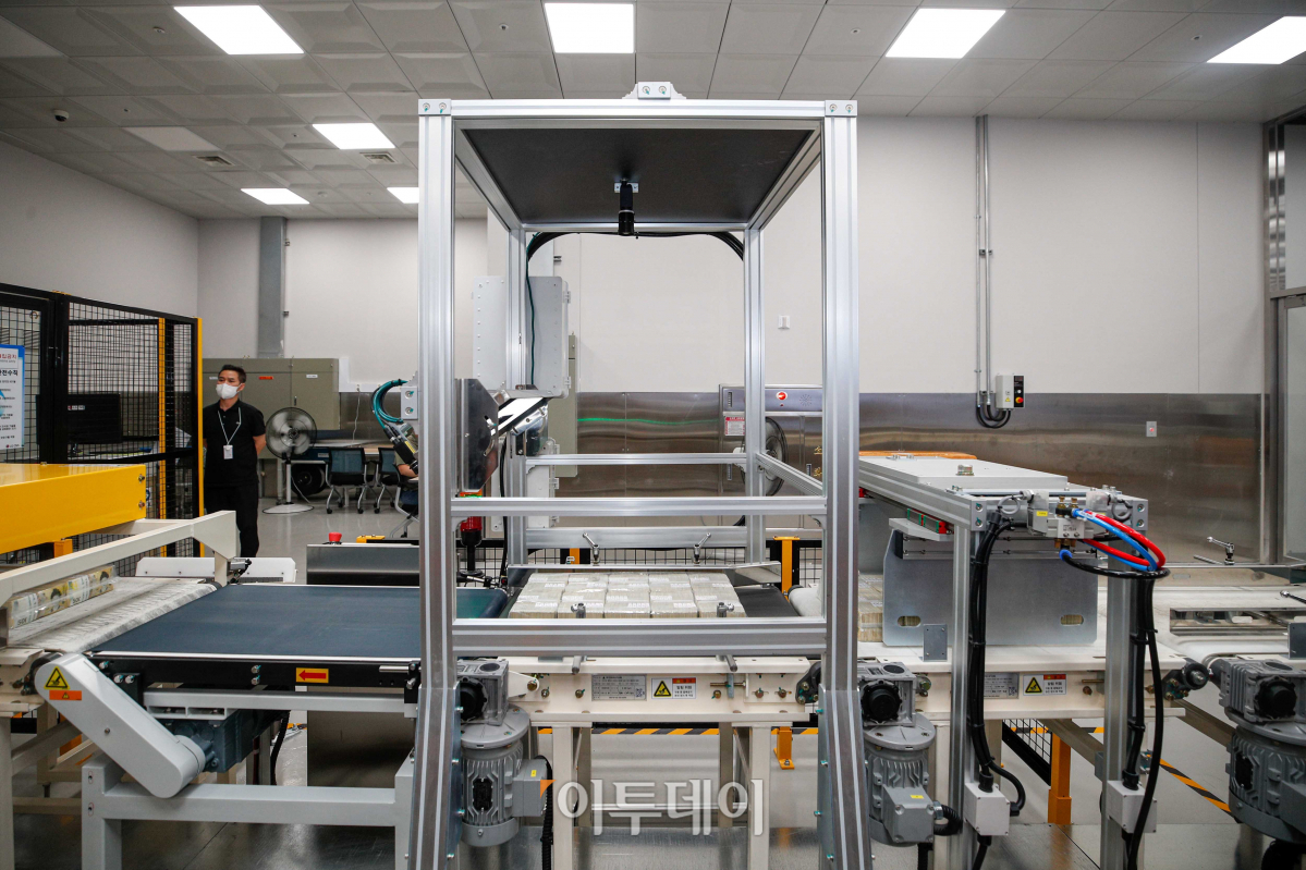 ▲16일 서울 중구 한국은행 본부 화폐수납장에서 자동화금고시스템이 시연되고 있다. 사진공동취재단