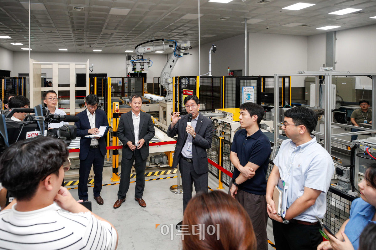 ▲김근영 한국은행 발권국장이 16일 서울 중구 한국은행 본부 화폐수납장에서 열린 '자동화금고시스템 설명회'에서 브리핑 하고 있다. 사진공동취재단