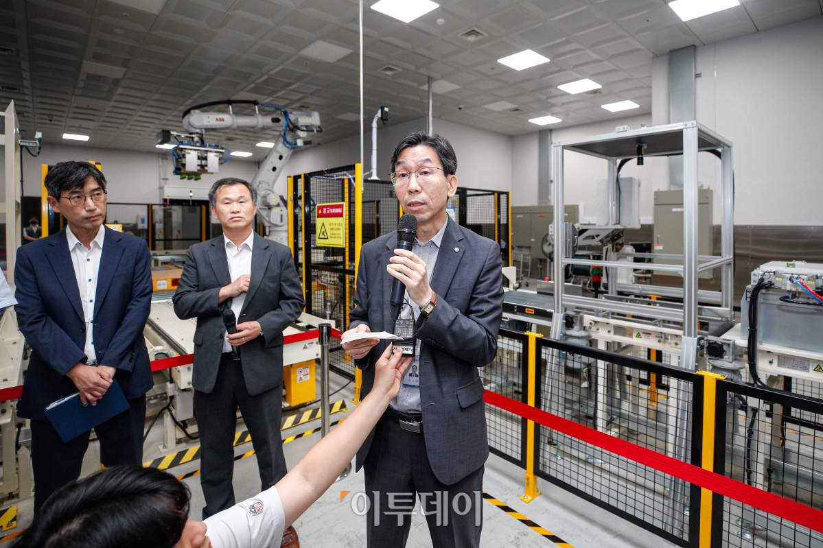 ▲김근영 한국은행 발권국장이 16일 서울 중구 한국은행 본부 화폐수납장에서 열린 '자동화금고시스템 설명회'에서 브리핑 하고 있다. 사진공동취재단