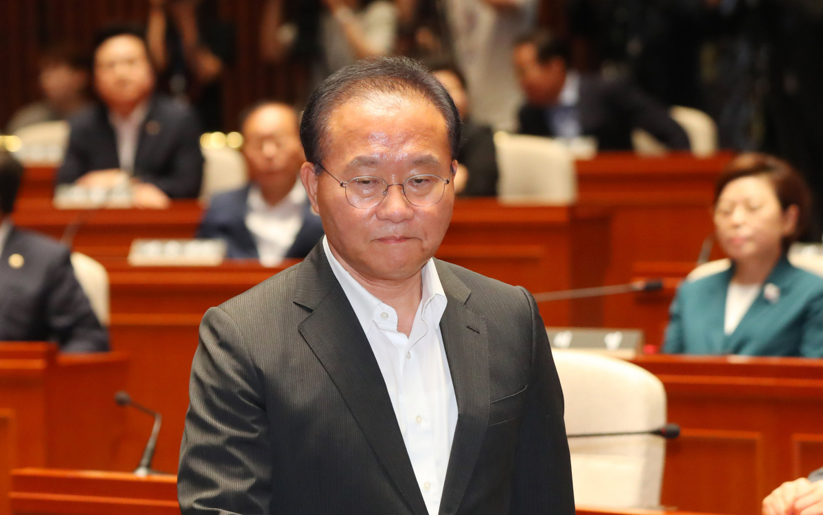 ▲윤재옥 국민의힘 원내대표가 16일 오후 서울 여의도 국회에서 열린 의원총회에서 단상으로 향하고 있다. (뉴시스)