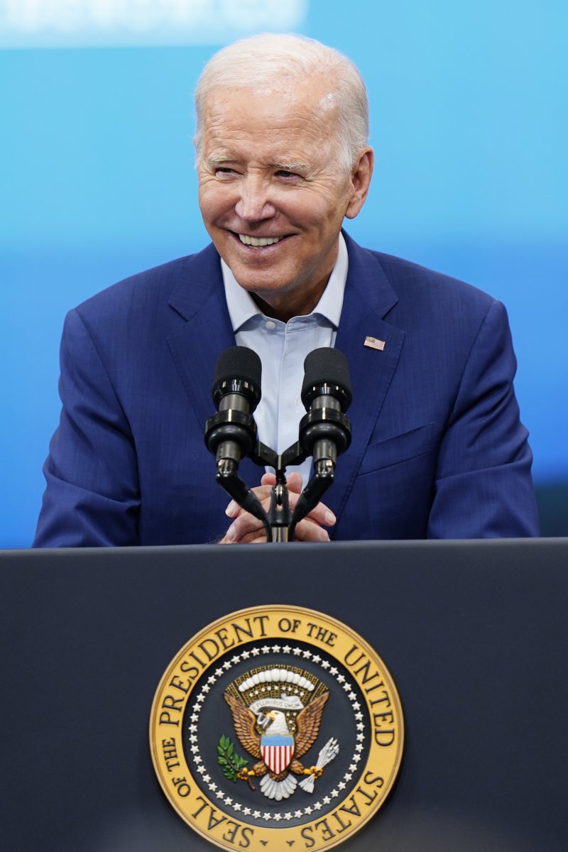 ▲조 바이든 대통령이 9일 미국 뉴멕시코주 벨렌에서 미국 자본의 대중국 투자 금지 행정명령을 설명하는 도중 활짝 웃고 있다. AP뉴시스