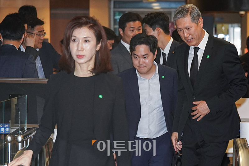 ▲고 노태우 전 대통령의 자녀인 노재헌 동아시아 문화센터 이사장과 노소영 아트센터 나비관장이 16일 오후 윤석열 대통령 부친 윤기중 연세대 명예교수의 빈소가 마련된 서울 서대문구 세브란스병원 장례식장을 찾아 조문하기 위해 이동하고 있다.