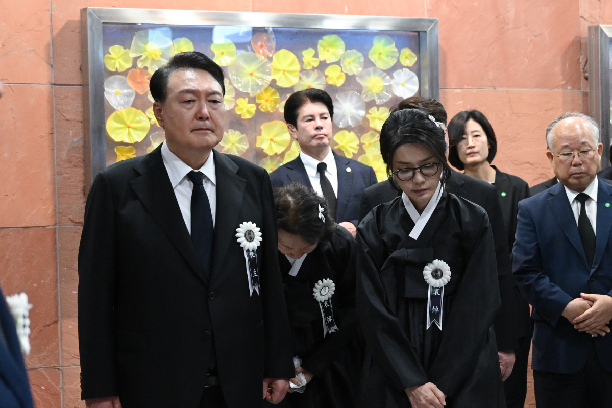 ▲윤석열 대통령과 부인 김건희 여사가 17일 오전 서울 서대문구 신촌세브란스병원 장례식장에서 열린 부친 윤기중 연세대 명예교수의 발인식에 참석하고 있다. (연합뉴스)