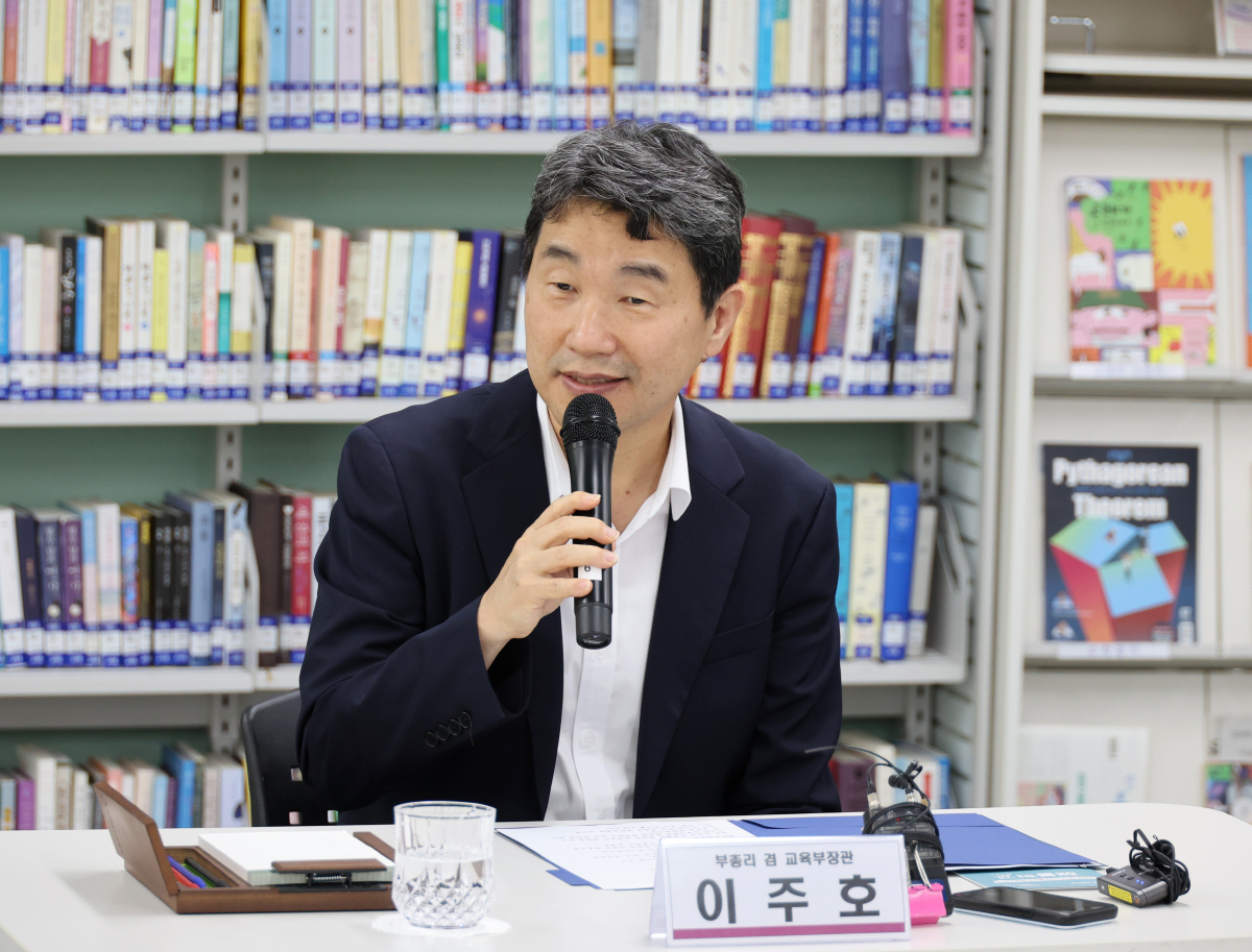 ▲이주호 사회부총리 겸 교육부 장관이 9일 충남 천안 불당초등학교에서 열린 늘봄학교 현장 간담회에 참석해 발언하고 있다. (뉴시스)