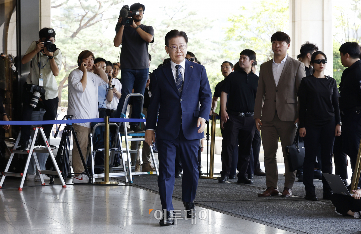 ▲이재명 더불어민주당 대표가 17일 오전 서울 서초구 서울중앙지방검찰청에서 백현동 특혜 개발 의혹과 관련해 피의자 신분으로 조사 받기 위해 출석하고 있다. 조현호 기자 hyunho@