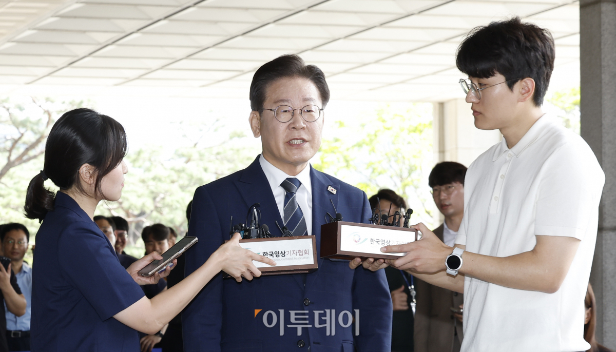 ▲이재명 더불어민주당 대표가 17일 오전 서울 서초구 서울중앙지방검찰청에서 백현동 특혜 개발 의혹과 관련해 피의자 신분으로 조사 받기 위해 출석하며 입장을 밝히고 있다. 조현호 기자 hyunho@