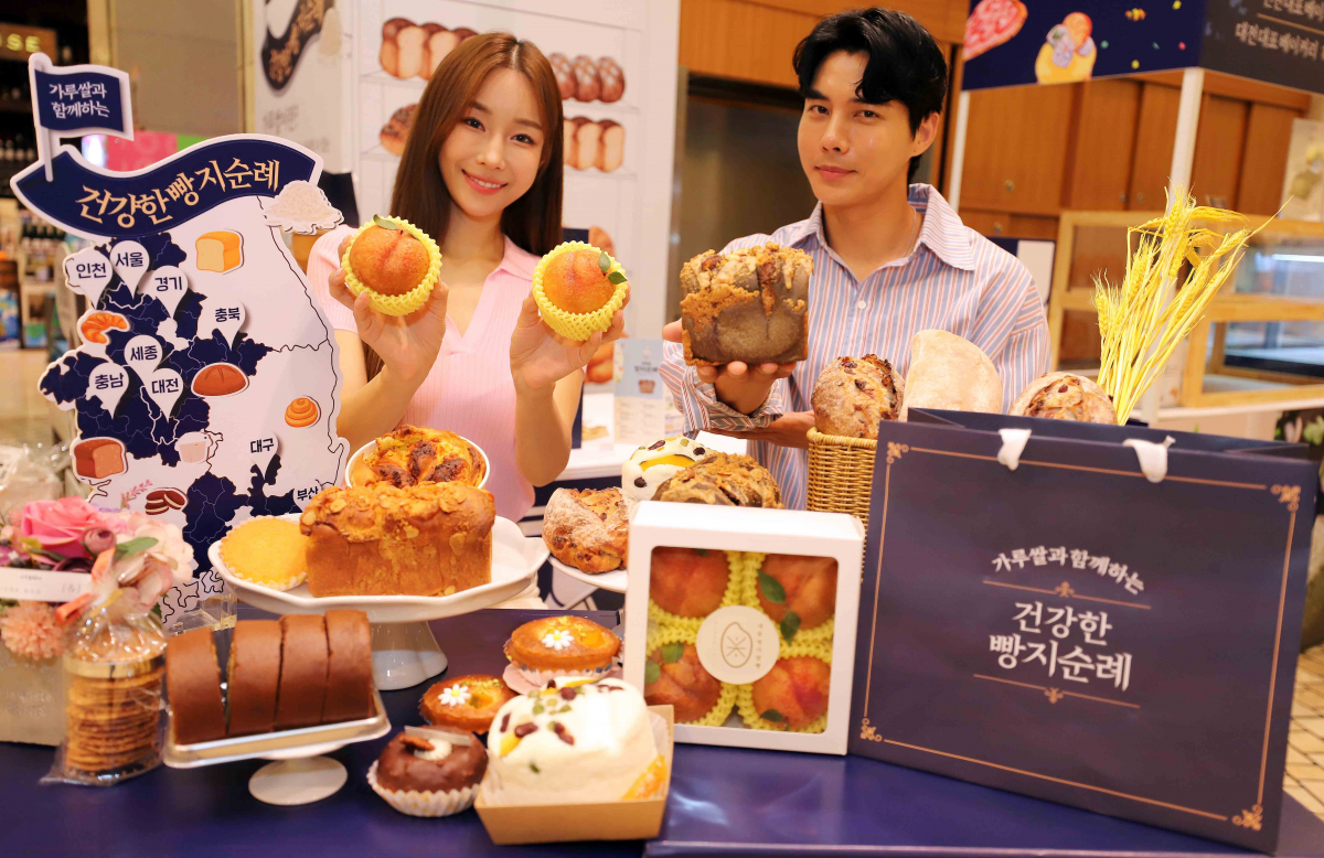 ▲17일 신세계백화점 강남점에서 모델들이 ‘가루쌀과 함께하는 건강한 빵지순례’를 홍보하고 있다. (사진제공=신세계백화점)