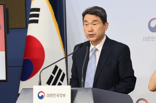 ▲이주호 부총리 겸 교육부 장관이 17일 오전 정부서울청사에서 교원의 학생생활지도 고시안 브리핑을 하고 있다. (연합뉴스)