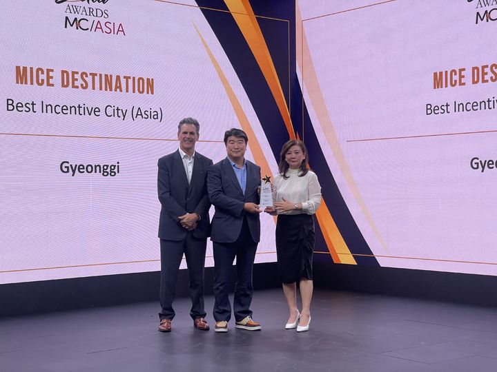 ▲조원용 경기관광공사 사장(가운데)이 16일 싱가포르 마리나베이 샌즈 호텔에서 열린 시상식에서 수상하고 있다. (경기관광공사)