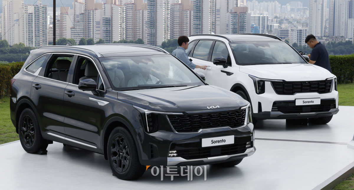 ▲17일 서울 광진구 워커힐호텔에서 열린 '더 뉴 쏘렌토' 사전공개 행사에 기아의 신형 더 뉴 쏘렌토가 전시되어 있다. 기아는 18일부터 4세대 '더 뉴 쏘렌토'를 출시하고 본격 판매에 들어간다. 신형 쏘렌토는 기아 디자인 철학 '오퍼짓 유나이티드'에 기반한 외관과 함께 개방감과 편의성을 겸비한 실내를 갖췄다. 조현호 기자 hyunho@
