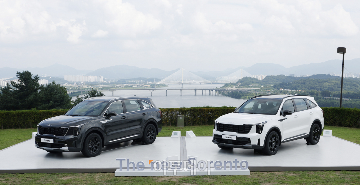 ▲17일 서울 광진구 워커힐호텔에서 열린 '더 뉴 쏘렌토' 사전공개 행사에 기아의 신형 더 뉴 쏘렌토가 전시되어 있다. 기아는 18일부터 4세대 '더 뉴 쏘렌토'를 출시하고 본격 판매에 들어간다. 신형 쏘렌토는 기아 디자인 철학 '오퍼짓 유나이티드'에 기반한 외관과 함께 개방감과 편의성을 겸비한 실내를 갖췄다. 조현호 기자 hyunho@