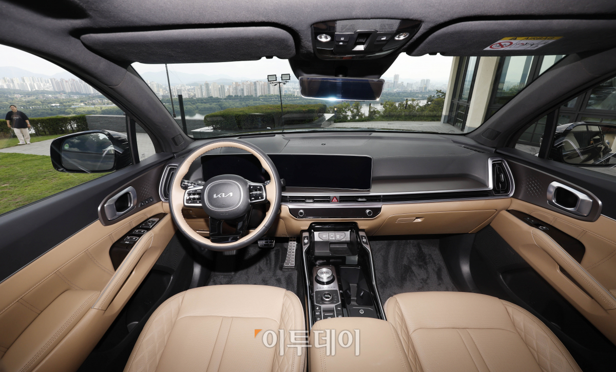 ▲17일 서울 광진구 워커힐호텔에서 열린 '더 뉴 쏘렌토' 사전공개 행사에 기아의 신형 더 뉴 쏘렌토가 전시되어 있다. 기아는 18일부터 4세대 '더 뉴 쏘렌토'를 출시하고 본격 판매에 들어간다. 신형 쏘렌토는 기아 디자인 철학 '오퍼짓 유나이티드'에 기반한 외관과 함께 개방감과 편의성을 겸비한 실내를 갖췄다. 조현호 기자 hyunho@