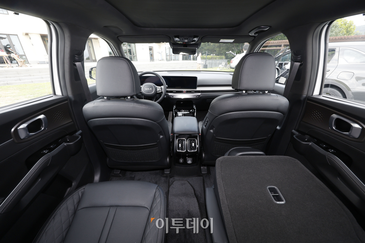 ▲17일 서울 광진구 워커힐호텔에서 열린 '더 뉴 쏘렌토' 사전공개 행사에 기아의 신형 더 뉴 쏘렌토가 전시되어 있다. 기아는 18일부터 4세대 '더 뉴 쏘렌토'를 출시하고 본격 판매에 들어간다. 신형 쏘렌토는 기아 디자인 철학 '오퍼짓 유나이티드'에 기반한 외관과 함께 개방감과 편의성을 겸비한 실내를 갖췄다. 조현호 기자 hyunho@