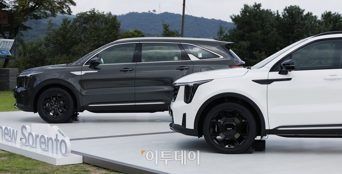 ▲17일 서울 광진구 워커힐호텔에서 열린 '더 뉴 쏘렌토' 사전공개 행사에 기아의 신형 더 뉴 쏘렌토가 전시되어 있다. 기아는 18일부터 4세대 '더 뉴 쏘렌토'를 출시하고 본격 판매에 들어간다. 신형 쏘렌토는 기아 디자인 철학 '오퍼짓 유나이티드'에 기반한 외관과 함께 개방감과 편의성을 겸비한 실내를 갖췄다. 조현호 기자 hyunho@