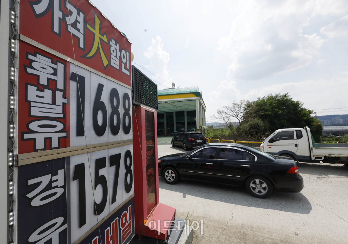 ▲휘발유와 경유 등 기름값이 연일 상승세를 이어가고 있는 가운데 17일 경기 수원시의 한 주유소 유가 정보 게시판에 휘발유와 경유 가격이 각각 1688원, 1578원을 나타내고 있다. 정부는 16일 국민 부담 완화와 국제유가 오름세를 감안해 8월 말 종료 예정이던 유류세 인하 조치를 10월까지 연장하기로 했다. 조현호 기자 hyunho@